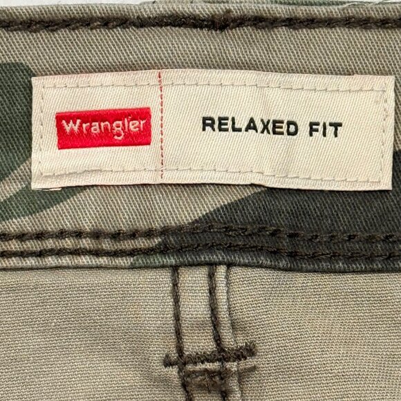 Wrangler Men Relaxed Low Stretch Green Brown Camo Cargo Shorts 48 Inseam 10" NWT - Picture 6 of 11